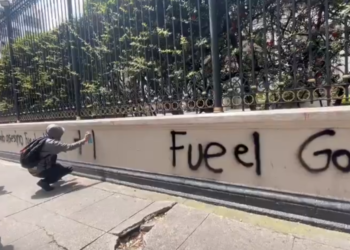 Estudiantes de Ayotzinapa vandalizan las oficinas de la SEGOB