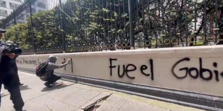 Estudiantes de Ayotzinapa vandalizan las oficinas de la SEGOB
