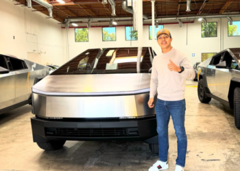 Jaime Munguía estrena su millonaria camioneta Tesla