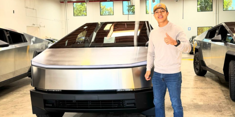 Jaime Munguía estrena su millonaria camioneta Tesla
