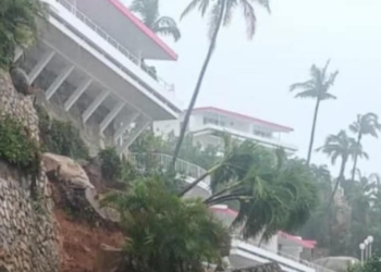 Colapsa una parte del hotel Las Brisas en Acapulco tras el paso del huracán John
