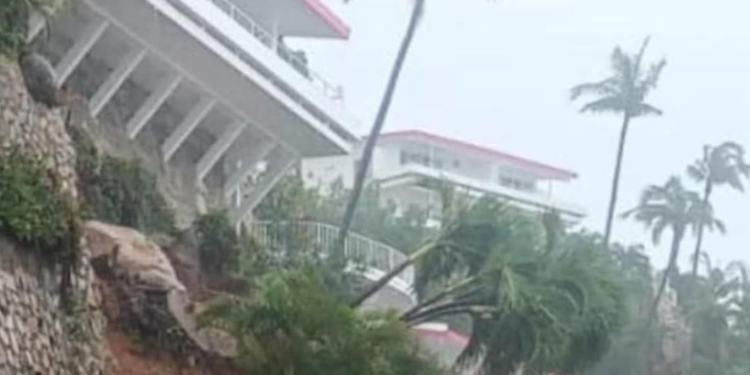 Colapsa una parte del hotel Las Brisas en Acapulco tras el paso del huracán John