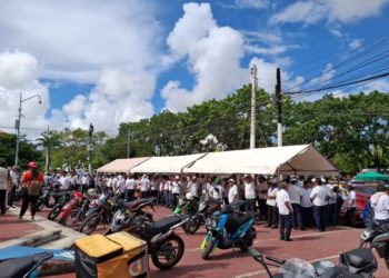 Taxistas se manifiestan afuera de las oficinas de Quintana Roo tras reunión de Uber y autoridades