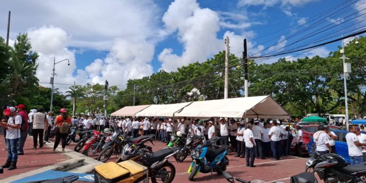 Taxistas se manifiestan afuera de las oficinas de Quintana Roo tras reunión de Uber y autoridades