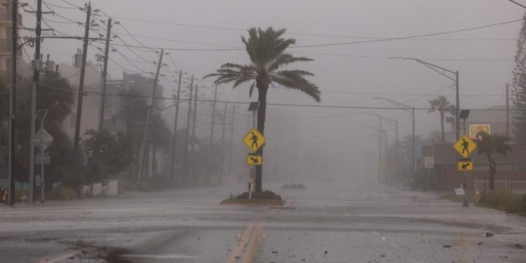 Huracán Helene toca tierra en Florida, dejando daños catastróficos