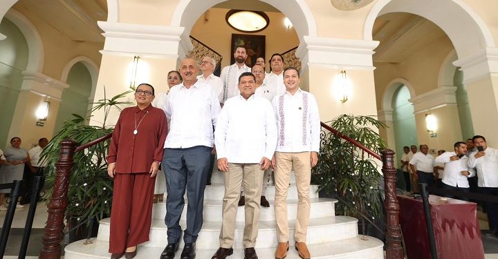 En hecho inédito, Carlos Merino acompaña a Javier May en su toma de protesta como Gobernador