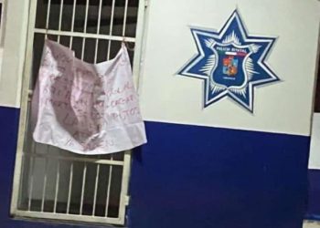 Dejan manta con amenaza en caseta de policía en Tierra Colorada
