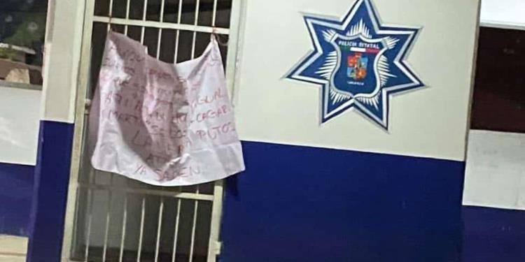 Dejan manta con amenaza en caseta de policía en Tierra Colorada