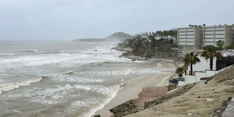 Tormenta tropical Ileana azota el sur de Baja California