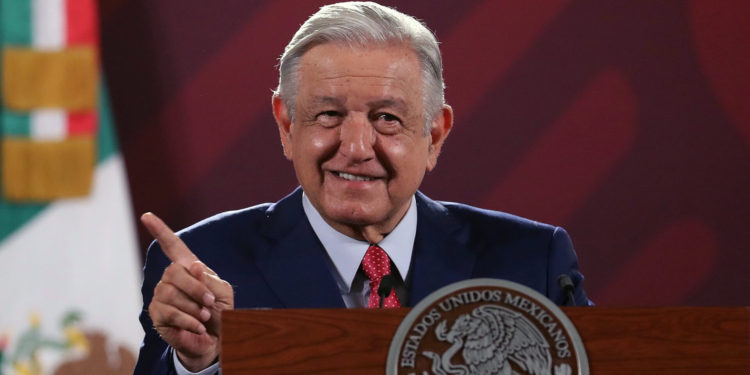 Renuncia AMLO a la militancia en Morena