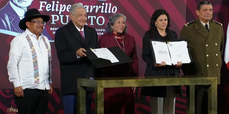 AMLO firma reformas constitucionales de los pueblos indígenas y Sedena en último sexenio