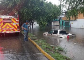 Fuertes lluvias provocan anegaciones y apagones en diversas zonas de Villahermosa