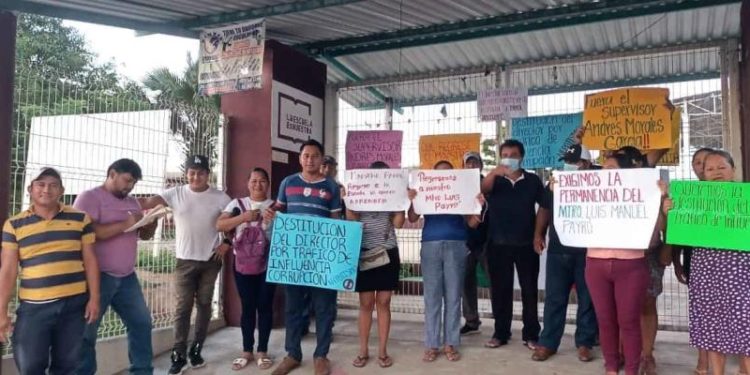 Padres de familia cierran primaria en Tamulté de las Sabanas por denuncias de robos y presuntas irregularidades