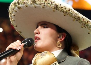 Camila Fernández aclara lo sucedido tras cometer un error al cantar el Himno Nacional en la pelea del «Canelo»