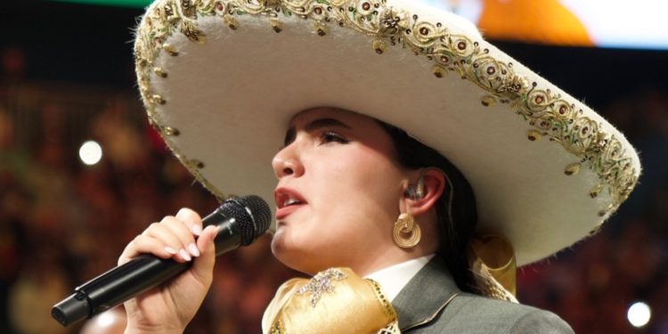Camila Fernández aclara lo sucedido tras cometer un error al cantar el Himno Nacional en la pelea del «Canelo»