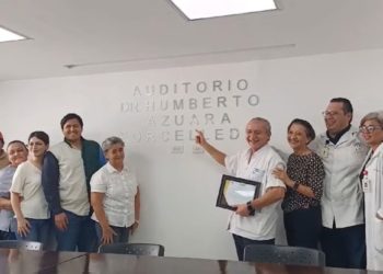 Reconocen amplia trayectoria del médico tabasqueño Humberto Azuara Forcelledo