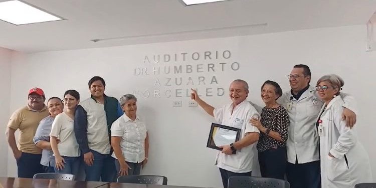 Reconocen amplia trayectoria del médico tabasqueño Humberto Azuara Forcelledo
