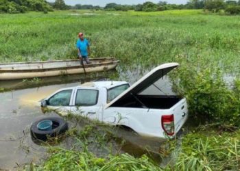 Camioneta cae a laguna tras salirse de la carretera Villahermosa-Teapa