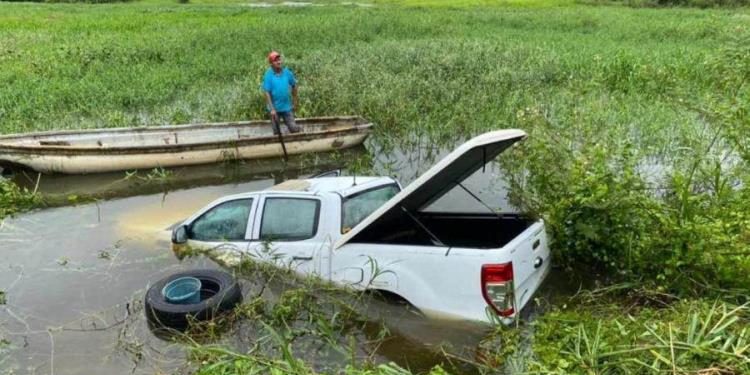 Camioneta cae a laguna tras salirse de la carretera Villahermosa-Teapa