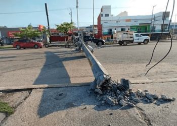 Colapsa poste de CFE tras impacto de camión en el periférico Carlos Pellicer Cámara