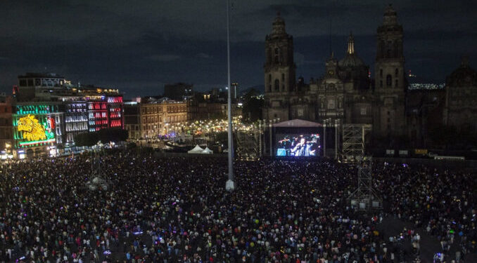 Más de 70 mil personas disfrutaron de un homenaje al Divo de Juárez, Juan Gabriel en el zócalo de la CDMX