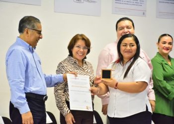 Reconocen a maestras y maestros tabasqueños por mejores prácticas educativas