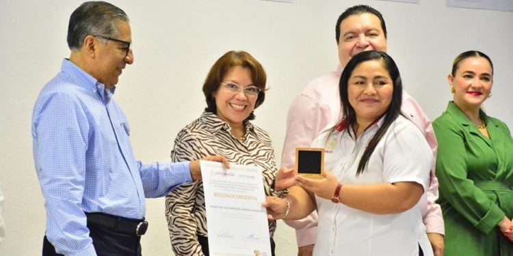 Reconocen a maestras y maestros tabasqueños por mejores prácticas educativas