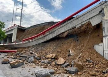 Colapsa puente vehicular en el municipio de San Pedro Garza en Nuevo León