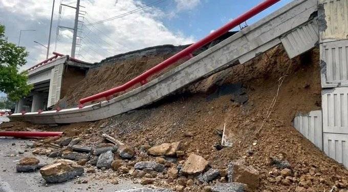 Colapsa puente vehicular en el municipio de San Pedro Garza en Nuevo León