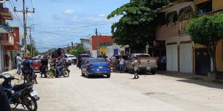 Asalto a banco en Huimanguillo termina en balacera; dos detenidos