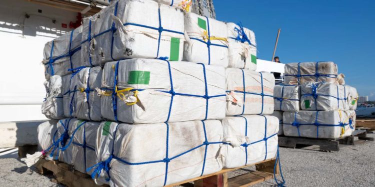 Guardia costera de EU decomisa más de 4 mil 125 libras de cocaína en el caribe