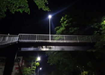 Instalan luminarias en puentes peatonales de Ruiz Cortines para mejorar seguridad y visibilidad