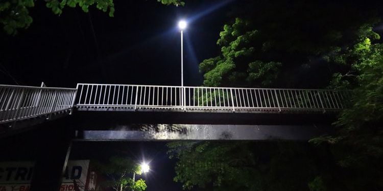 Instalan luminarias en puentes peatonales de Ruiz Cortines para mejorar seguridad y visibilidad