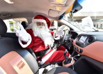 Santa-taxista recibe primera donación de juguetes para niños de escasos recursos