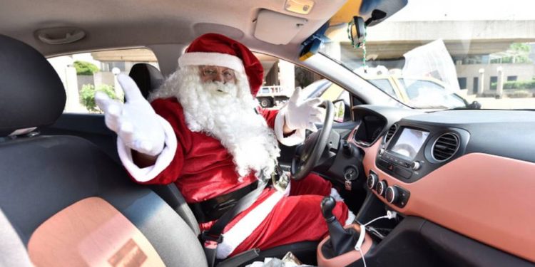 Santa-taxista recibe primera donación de juguetes para niños de escasos recursos