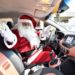 Santa-taxista recibe primera donación de juguetes para niños de escasos recursos