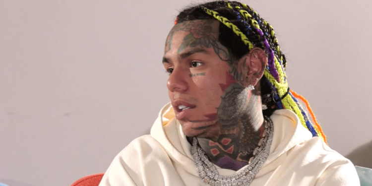 Solicitan orden de arresto contra el rapero Tekashi, acusado de violencia de género