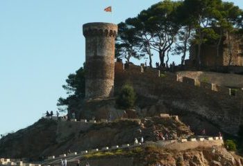 Mexicana muere al instante tras caer de un acantilado en el Castillo de Tossa de Mar, España