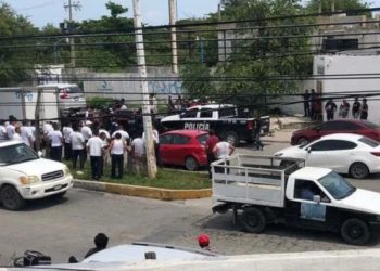 Registran fuerte altercado entre taxistas y Uber en Cancún
