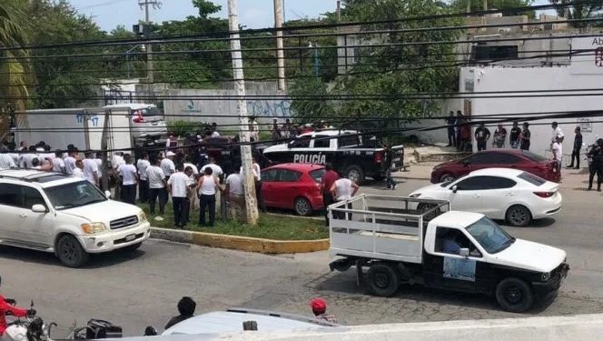 Registran fuerte altercado entre taxistas y Uber en Cancún