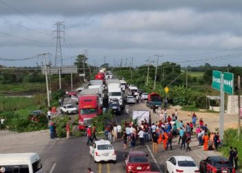 Habitantes de La Huerta bloquean carretera Villahermosa-Frontera por falta de energía eléctrica