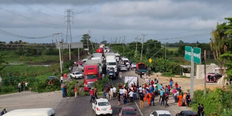 Habitantes de La Huerta bloquean carretera Villahermosa-Frontera por falta de energía eléctrica