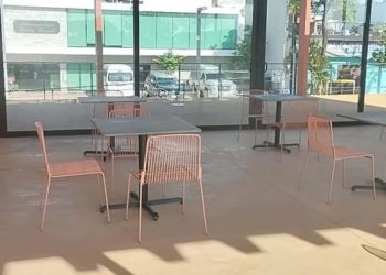 Instalan mobiliario en locales comerciales del malecón Carlos A. Madrazo tras siete meses de inauguración