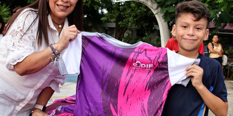 Entrega BJ uniformes a jugadores de fútbol y voleibol