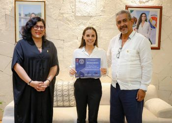 Recibe Ana Paty Peralta placa del palacio municipal como edificio destacado en el país