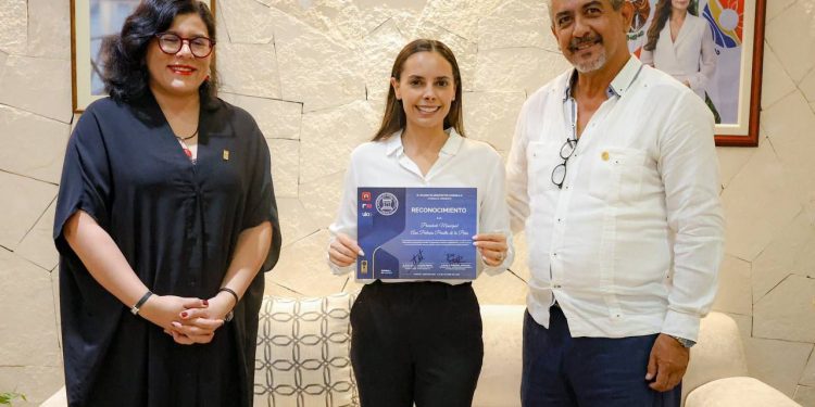 Recibe Ana Paty Peralta placa del palacio municipal como edificio destacado en el país