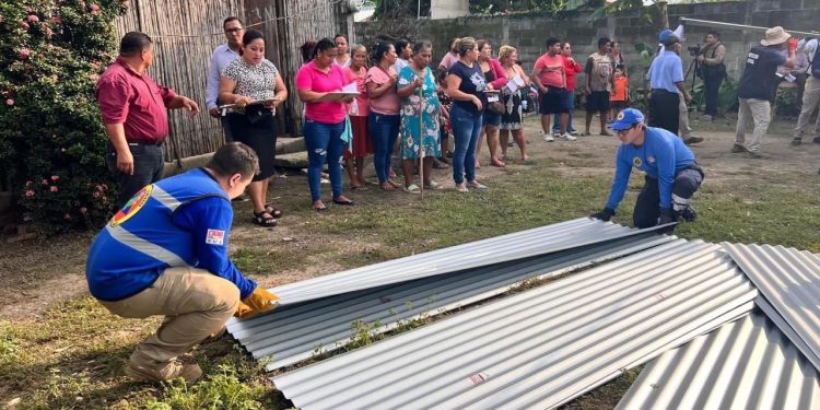 Entrega Gobierno de Centro apoyos a familias afectadas en Corregidora y Plátano y Cacao