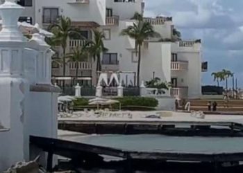 Matan a balazos a sujeto en el área de playas detrás del hotel Riu Palace en Cancún