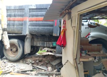 Conductor sufre convulsión y genera una serie de choques en Chetumal