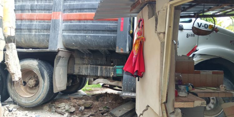 Conductor sufre convulsión y genera una serie de choques en Chetumal